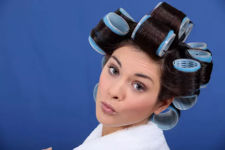 6 modalități prin care să-ți îndrepți părul în mod natural, acasă