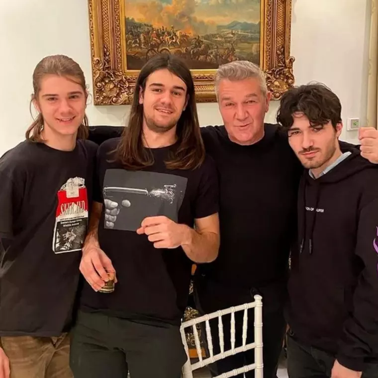 Băieții Lilianei Ștefan alături de tatăl lor. Sursă foto: Arhivă personală