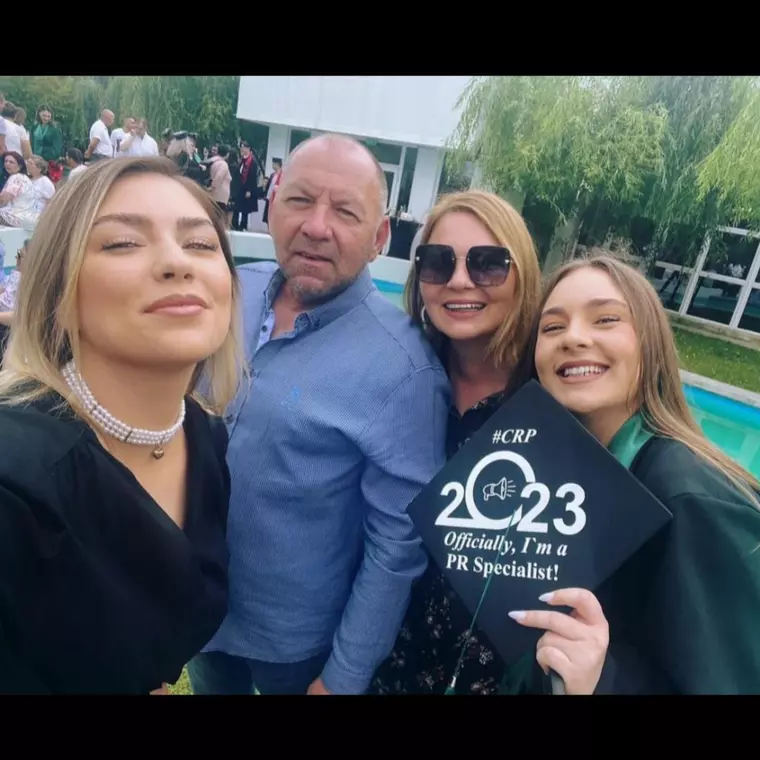 Jo Ioana Anuța alături de familia ei. Sursă foto: Arhivă personală