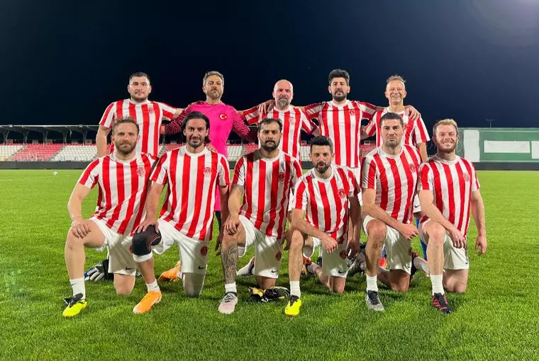 Artiști și fotbaliști celebri, într-un meci al prieteniei între România și Turcia, cu ocazia Zilei Naționale a Copilului sărbătorită în Republica Turcia pe 23 aprilie