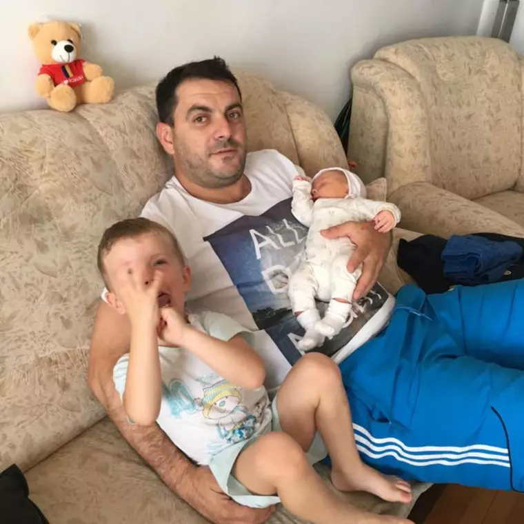 Băieții Laviniei Miloșovici când erau mici, alături de tatăl lor. Sursă foto: Arhivă personală