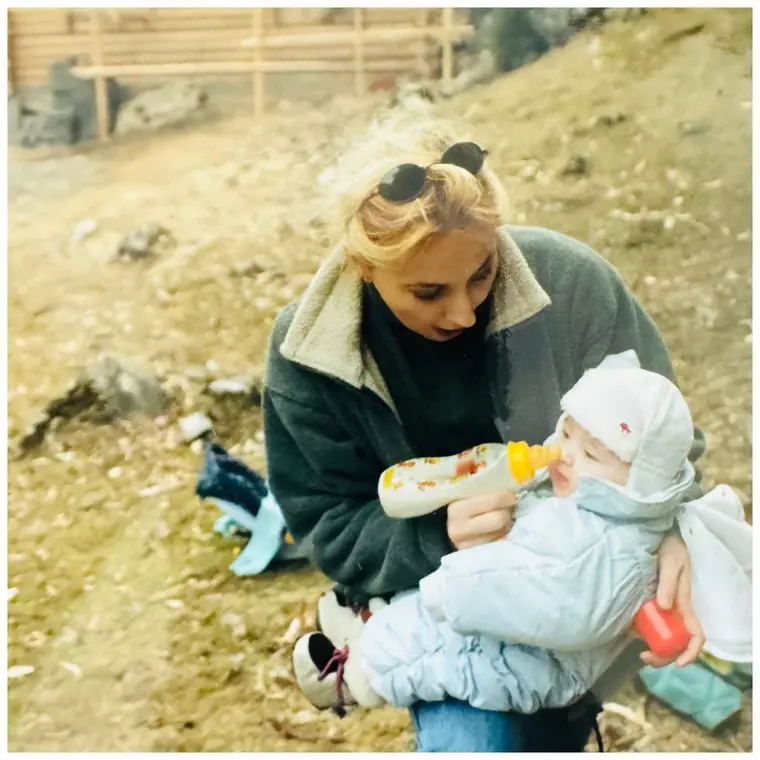 Irina Păcurariu și Carina când era bebeluș. Sursă foto_ Arhivă personală
