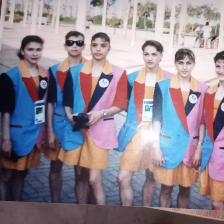 Lavinia Miloșovici alături de colegele ei. Sursă foto: Arhivă personală