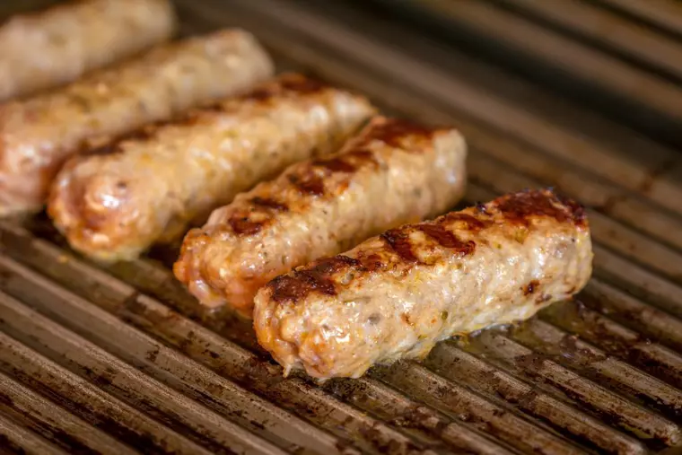 Ce mănâncă şi beau românii la meciuri. Tradiţiile şi ritualurile culinare pentru Campionatul European de Fotbal 2024