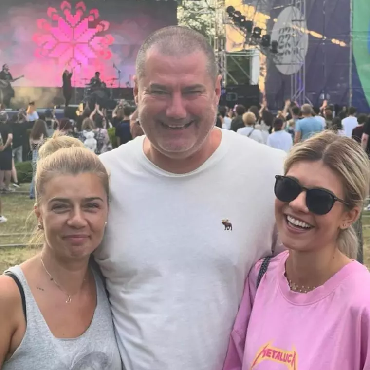 Ramona Niculae împreună cu părinții ei. Sursă foto: Arhivă personală