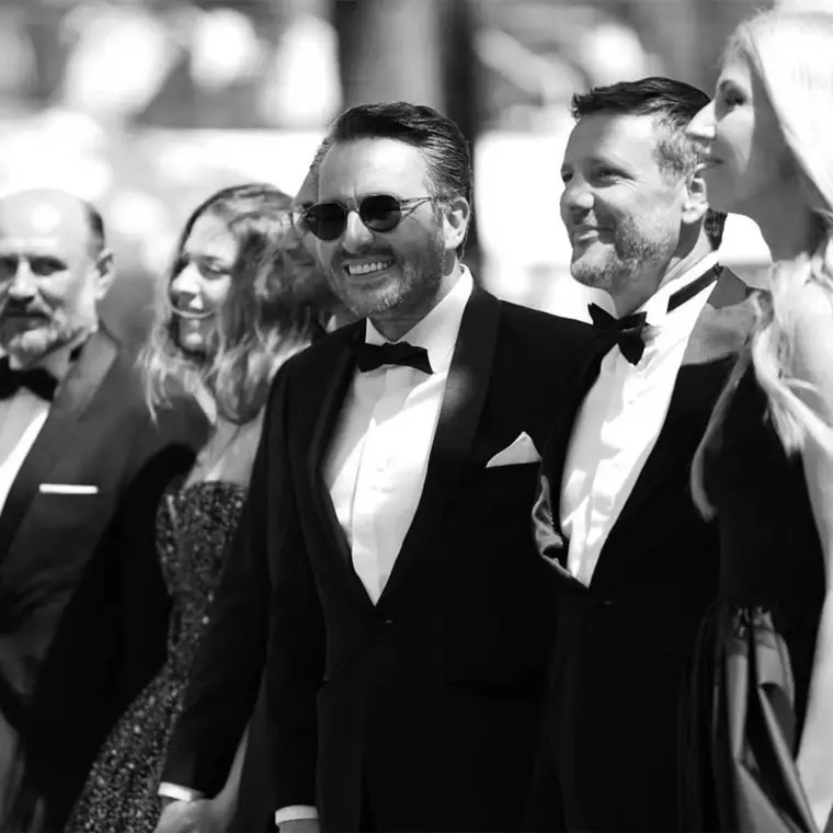 Regizorul Emanuel Pârvu și echipa la Cannes 2024. Sursă foto: Profimedia