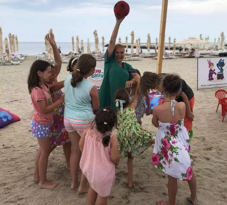 Vara aceasta, copiii se joacă și se răcoresc la Radio Plaja Itsy Bitsy