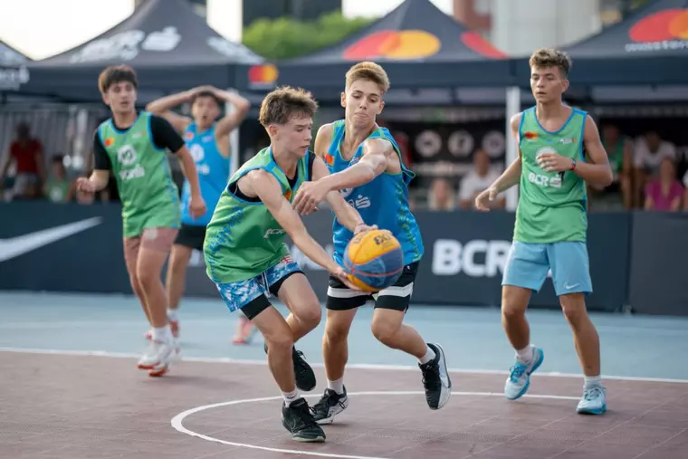 Spectacol de baschet 3x3 la Iulius Mall Iași: 300 de jucători s-au duelat pentru premii la BCR Sport Arena Streetball