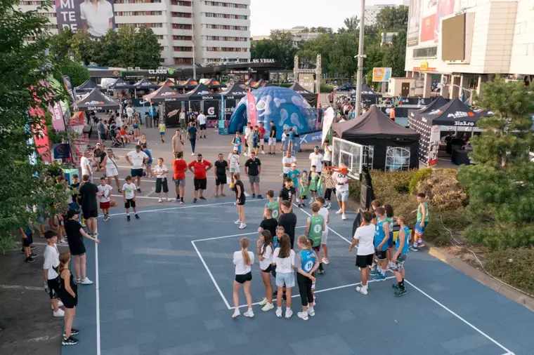 Spectacol de baschet 3x3 la Iulius Mall Iași: 300 de jucători s-au duelat pentru premii la BCR Sport Arena Streetball