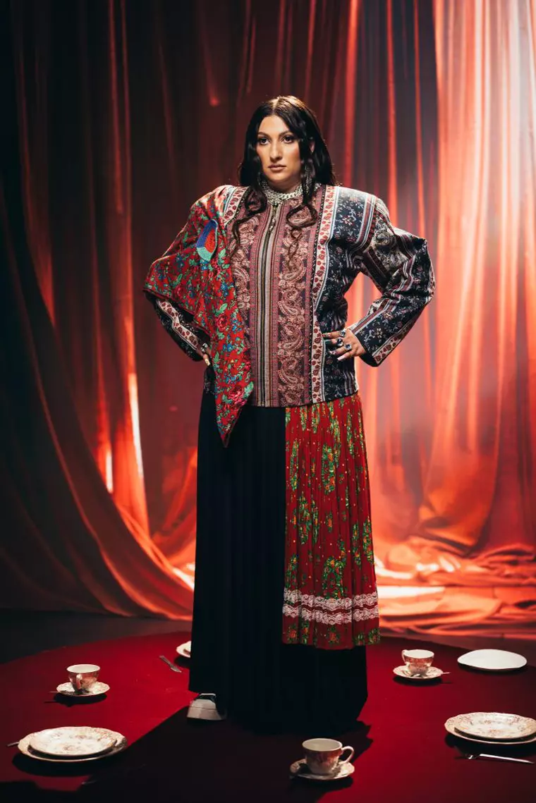 Cristina Stroe lansează „Dă și tu din”, un manifest muzical gipsy-pop-electronic pentru libertate și acceptare