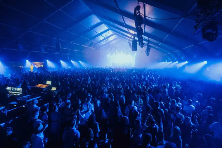 Plouă la Bonțida: Electric Castle 10 debutează cu ploaie de beat-uri, pași de dans și distracție