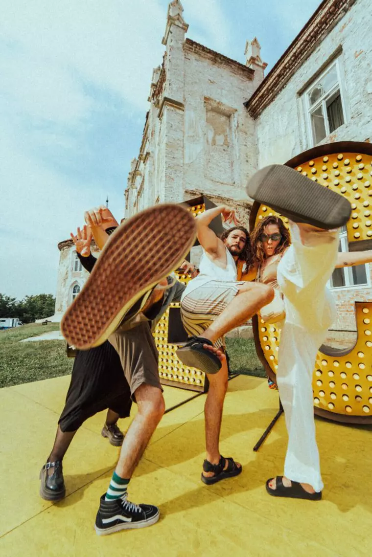 Plouă la Bonțida: Electric Castle 10 debutează cu ploaie de beat-uri, pași de dans și distracție