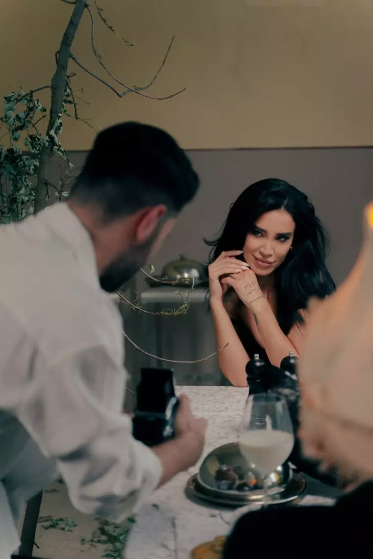 Cu un videoclip în care apar multe frumuseți de catwalk, printre care și Adelina Pestrițu