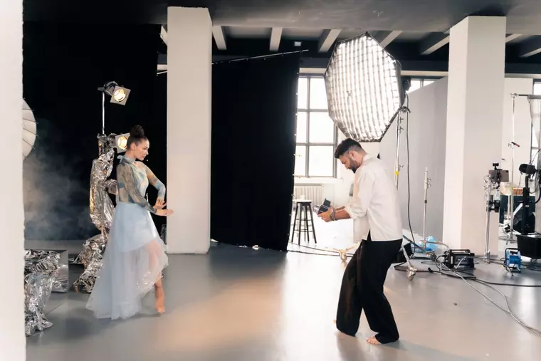 Cu un videoclip în care apar multe frumuseți de catwalk, printre care și Adelina Pestrițu