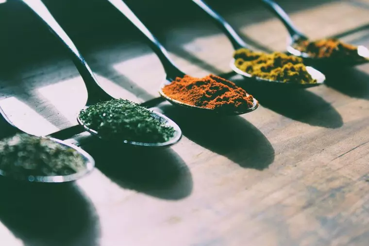 10 condimente care te ajută să slăbești. Le ai mereu la îndemână