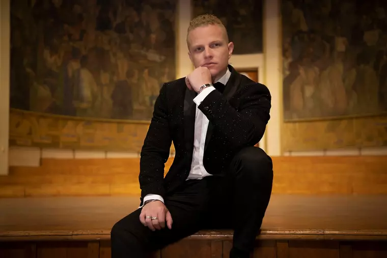 Tenorul ŞTEFAN von KORCH în premieră în Grădina Urbană a Palatului Bragadiru pe 22 August în concertul “Din Napoli în Micul Paris”