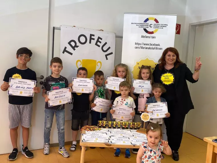 Românii de pretutindeni sunt celebrați în proiectul „Mândru că sunt român”