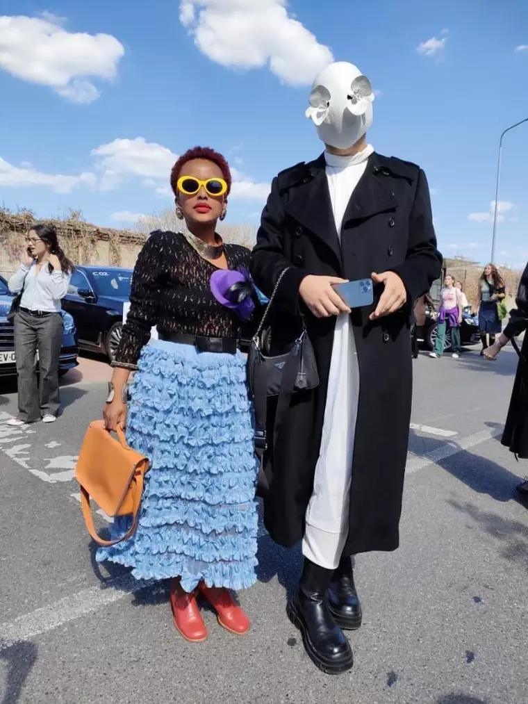 Masca "made in Romania" se poartă la Prada. Cine este în spatele acestei ținute extravagante?