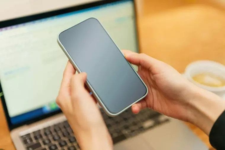 Ce se întâmplă dacă lași telefonul în soare pe caniculă
