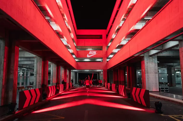 Nike, mai determinat ca niciodată să-și susțină comunitatea în a merge mai departe, prin sport, fan engagement și story telling