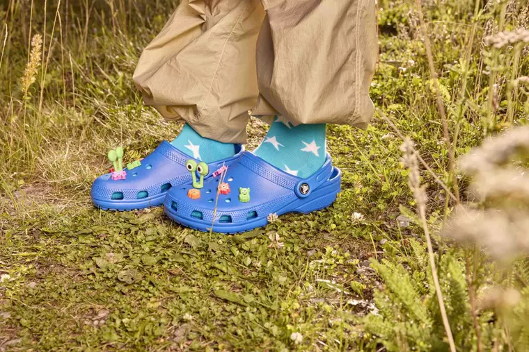 Saboții tăi Crocs. Povestea ta. Lumea ta.