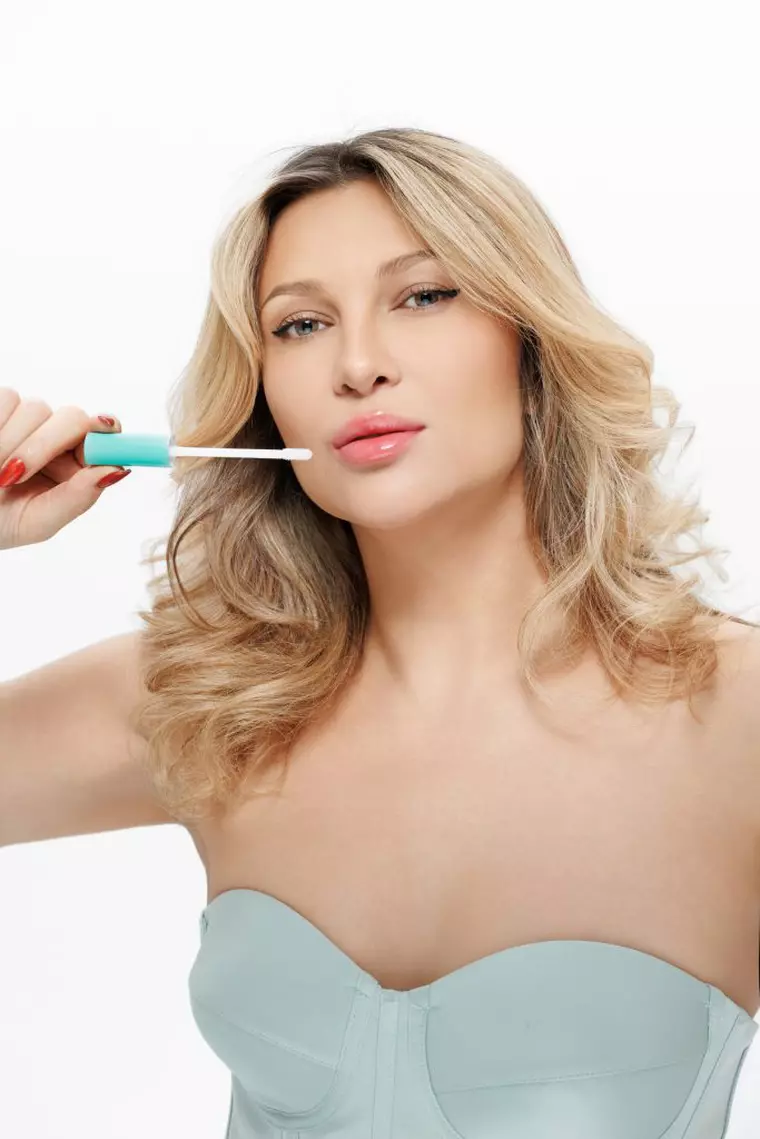 Lora lansează brandul de makeup JULY23 – Primul pas: Rujuri Premium cu Formule Inovatoare