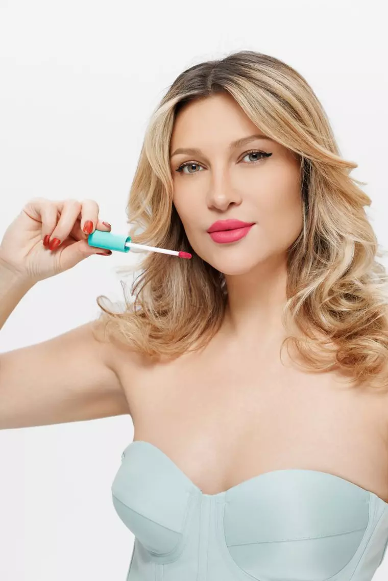 Lora lansează brandul de makeup JULY23 – Primul pas: Rujuri Premium cu Formule Inovatoare