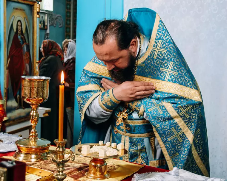 Care este diferenţa dintre prescură şi artos şi ce rol au în cultul ortodox