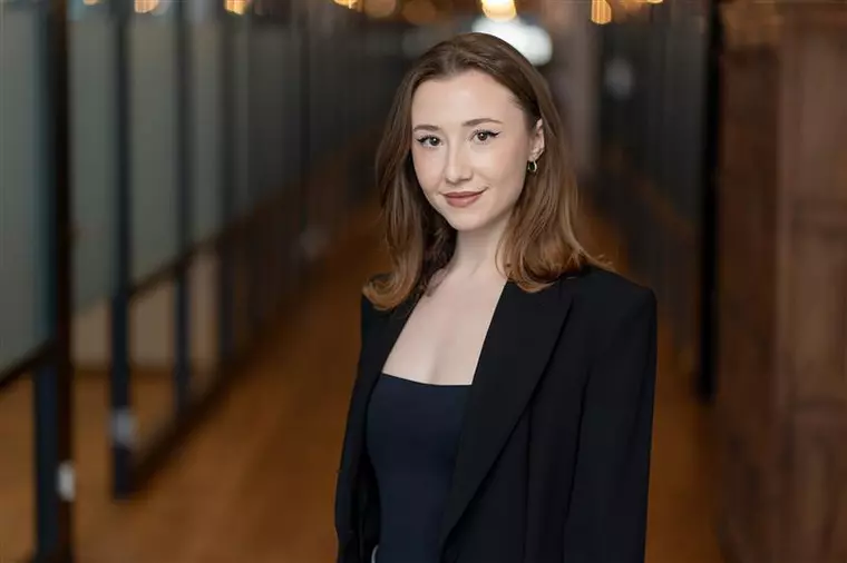Oxygen semnează campania Avon Ultra, un manifest al culorii și al puterii feminine