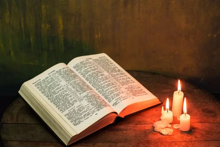 lumanari-aprinse-si-biblia-care-ne-spune-ce-sunt-psalmii