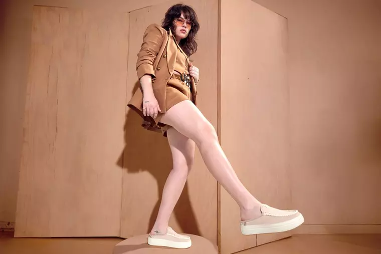 HEYDUDE dezvăluie o nouă campanie „Fashion Crisis Hotline” cu ambasadorul global al mărcii, Sydney Sweeney, pentru a oferi asistență în situații de urgență de stil