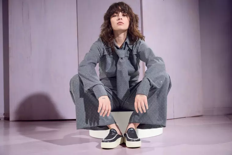 HEYDUDE dezvăluie o nouă campanie „Fashion Crisis Hotline” cu ambasadorul global al mărcii, Sydney Sweeney, pentru a oferi asistență în situații de urgență de stil