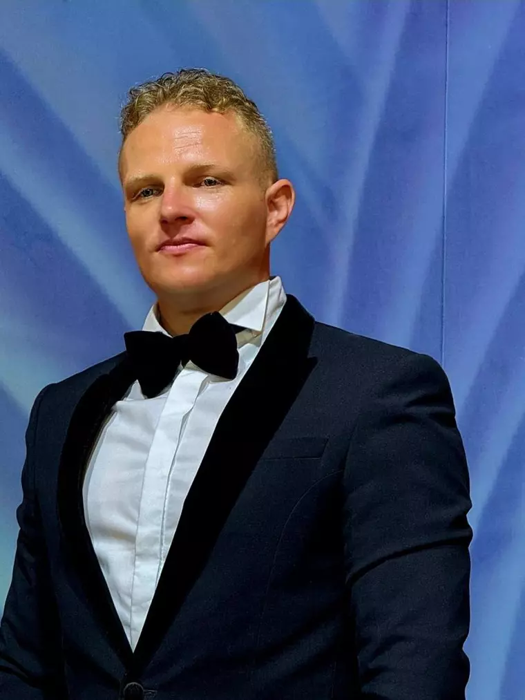 Tenorul ŞTEFAN von KORCH deschide Campionatul Mondial de Anduranță Ecvestră Juniori şi Tineret  2025 prin intonarea imnului naţional şi recitalul „Vivo per lei”