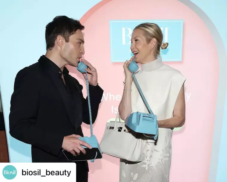 New York a redevenit scena unui moment glamour de neuitat: Kelly Rutherford și Ed Westwick au fost surprinși împreună la 13 ani după finalul iconic Gossip Girl, în cadrul petrecerii aniversare de 30 de ani a BioSil®, desfășurată la Fouquet’s.