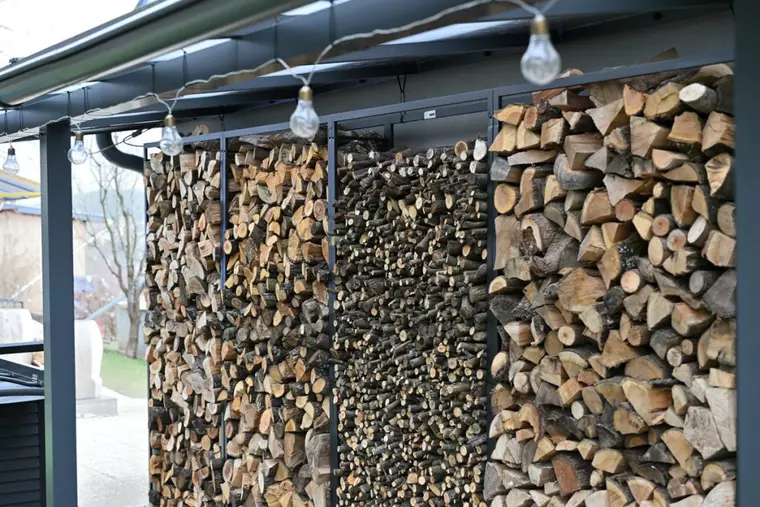 Cum se depozitează corect lemnele de foc
