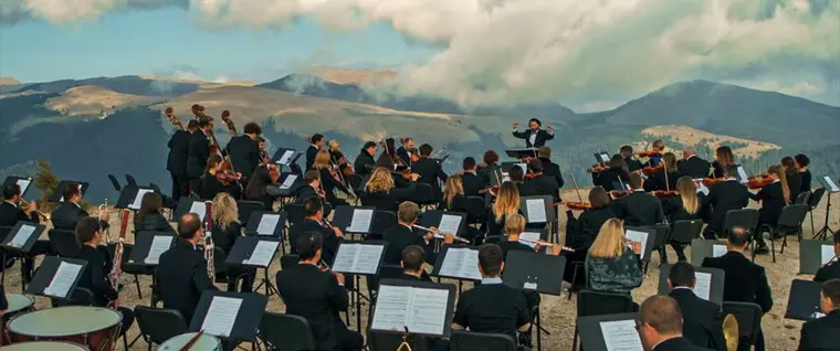 „Crăciunul Dirijorului” cu Daniel Jinga, un eveniment-simbol care regândește magia sărbătorilor prin artă și inovație