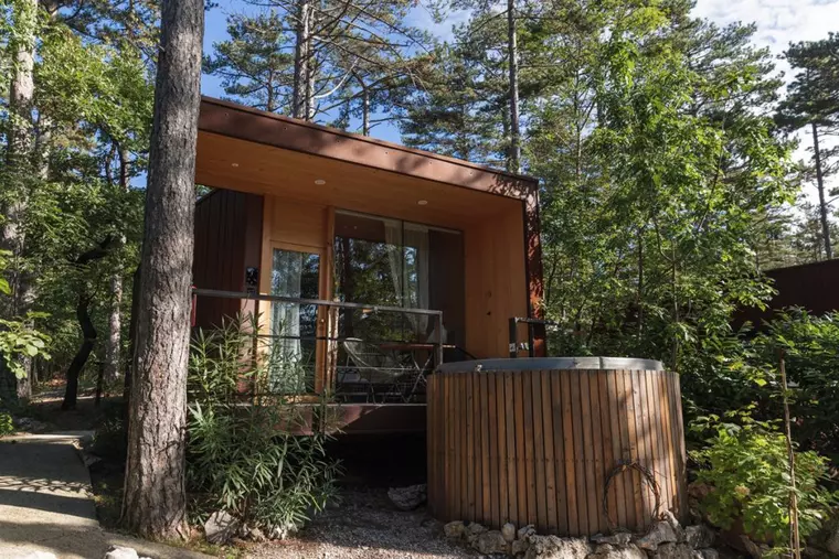 Ce este glamping și ce avantaje are