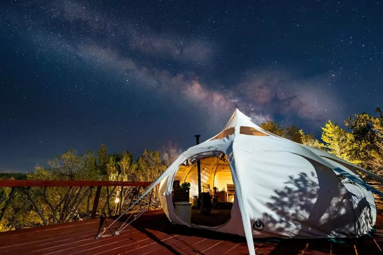 Ce este glamping și ce avantaje are