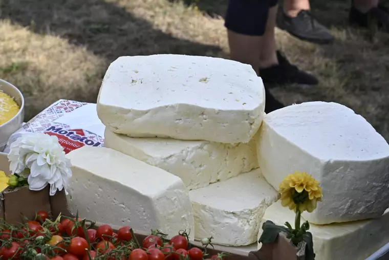 Un barbat de 67 a murit dupa ce a mancat branza din comert