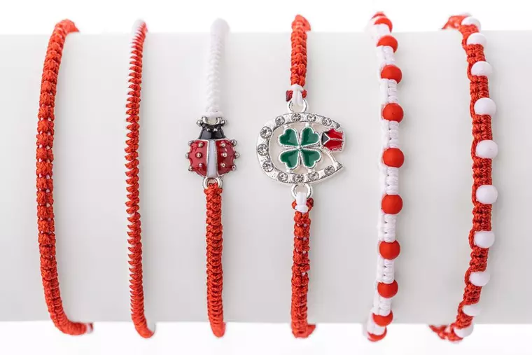 La ce mână se pune șnurul de mărțișor