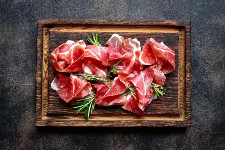 Care este diferenţa dintre prosciutto şi jamon