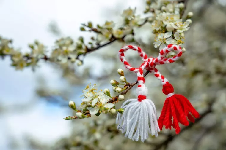 Semnificația firelor alb și roșu de la mărțișor