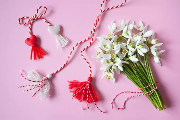 Semnificația firelor alb și roșu de la mărțișor