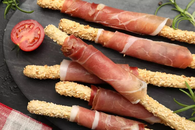 Care este diferenţa dintre prosciutto şi jamon