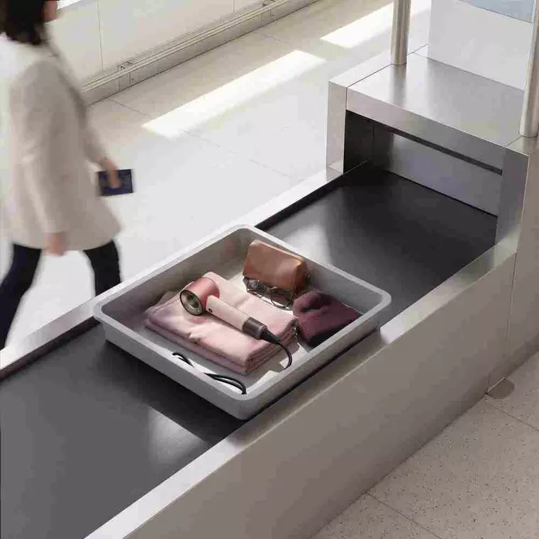 Dyson lansează Supersonic™ Travel: mai ușor¹, mai compact, fără compromis de performanță
