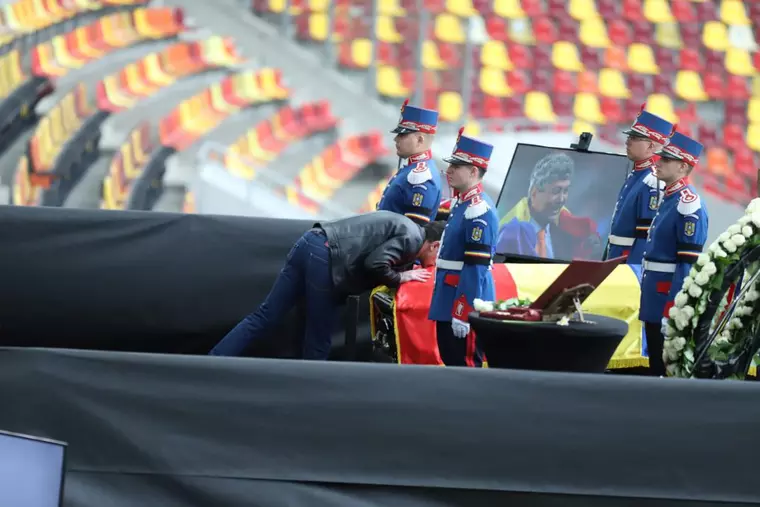 Ultima zi de omagii pentru Mircea Lucescu la Arena Națională. Ilie Bolojan, Traian Băsescu, Gică Popescu, Anghel Iordănescu au mers să-și ia adio de la "Il Luce"