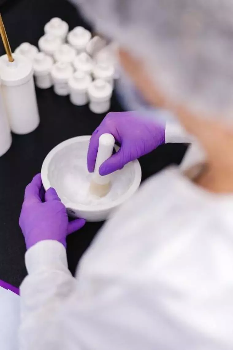 Între știință și empatie: misiunea unui farmacist de receptură