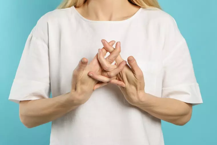 De ce simțim nevoia să „trosnim” degetele?