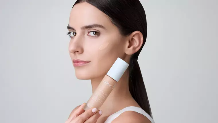 Cum alegi un fond de ten cu SPF50 pentru piele sensibilă, care uniformizează și protejează în același timp