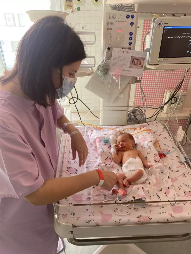 Corina și Georgiana, două mame unite de același diagnostic, doi bebeluși operați înainte de a se naște și o echipă de medici care le-a redat speranța